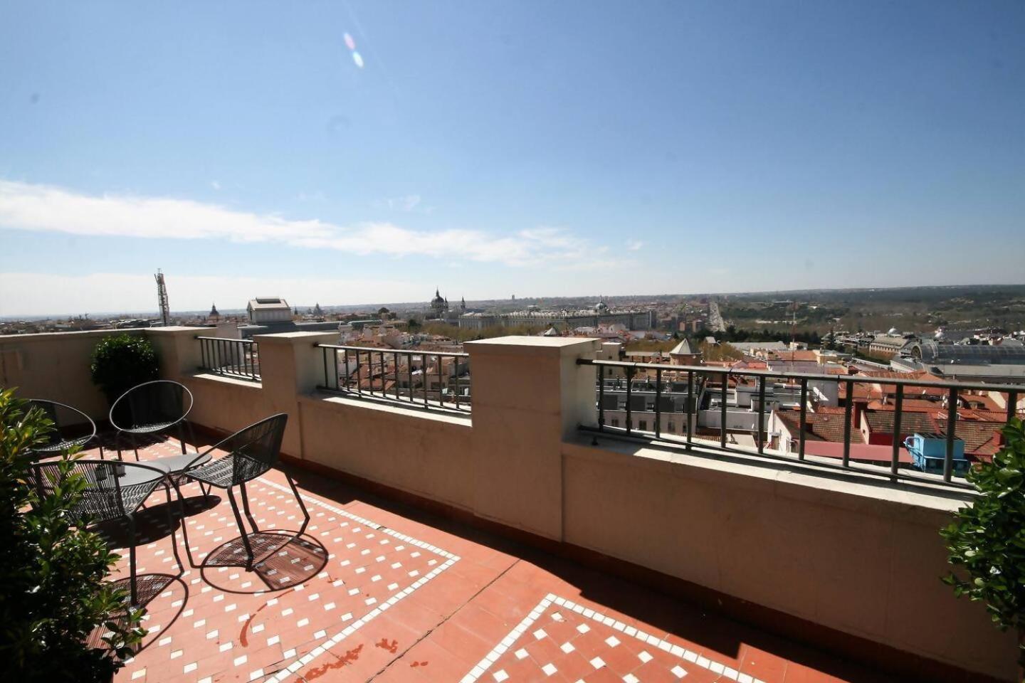 Atico En La Gran Via Con Terraza Al Palacio Real Madrid Exterior photo